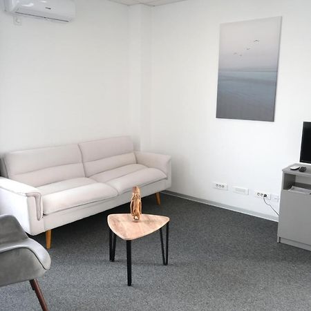 Luana Airport Apartments #5 Отопени Екстериор снимка